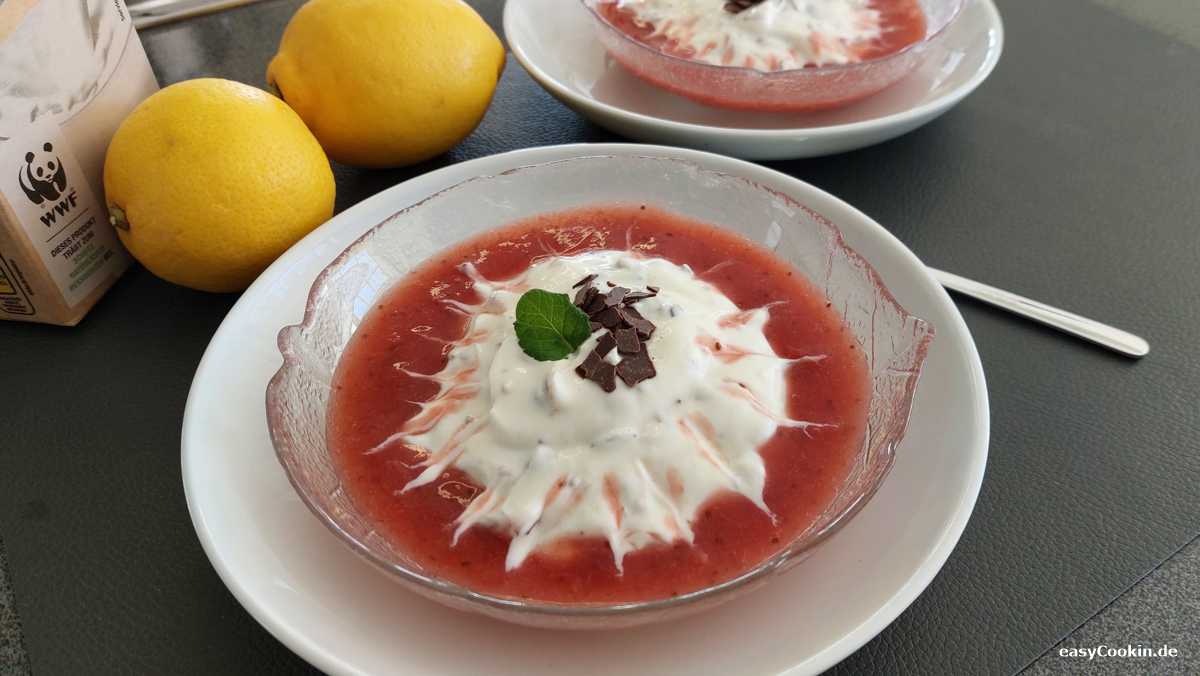 Stracciatella_Joghurt_auf_Erdbeerkompott.jpg