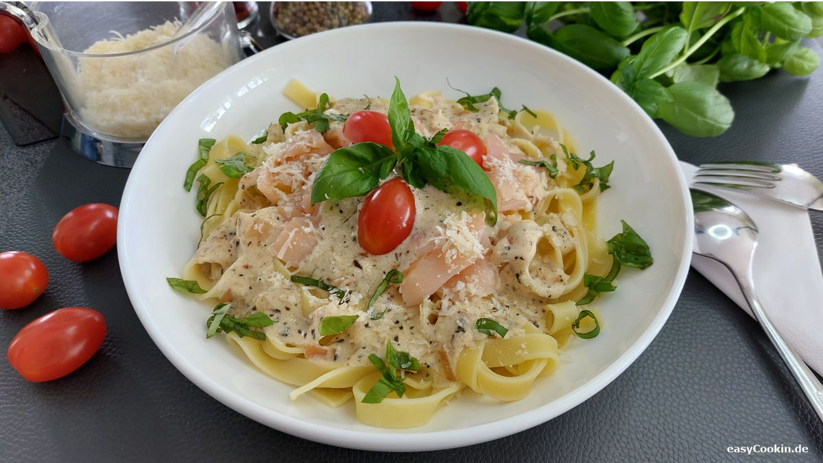 Tagliatelle_mit_Lachs.jpg